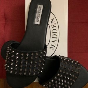 Farryn Slide Sandal
STEVE MADDEN